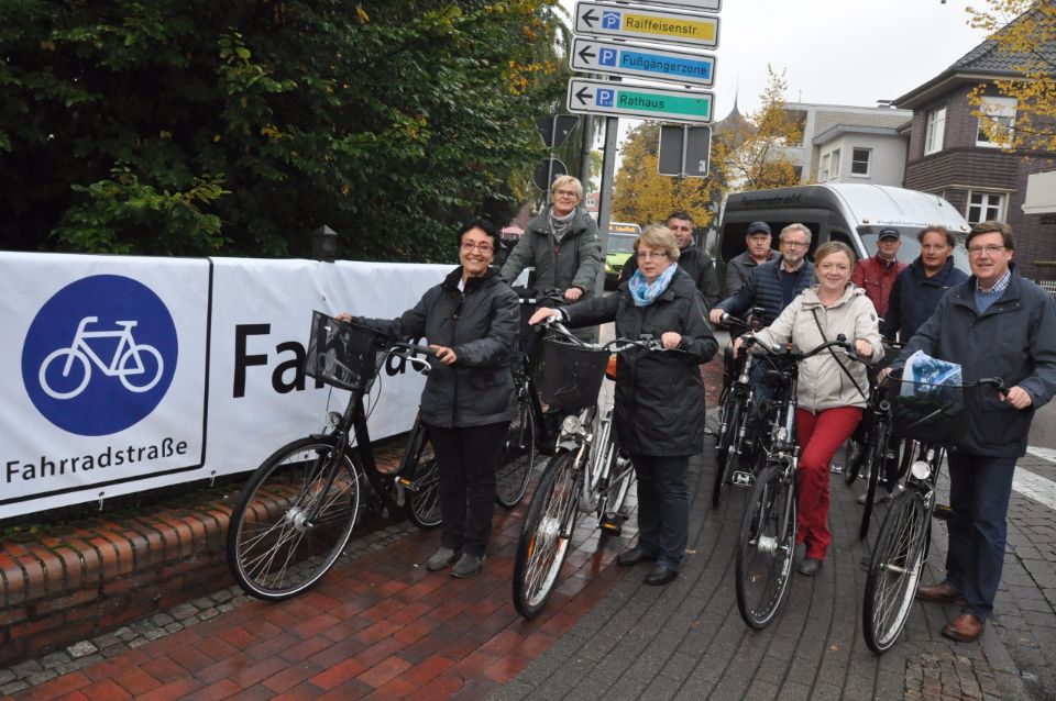 Die CDU Fraktion testet die neuen Fahrradstraen in Lohne. Foto: Stefan  Freiwald